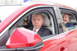 Togg, Cumhurbaşkanı Recep Tayyip Erdoğan ve eşi Emine Erdoğan'a teslim edildi.