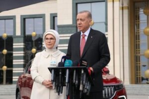 Togg, Cumhurbaşkanı Recep Tayyip Erdoğan ve eşi Emine Erdoğan'a teslim edildi.